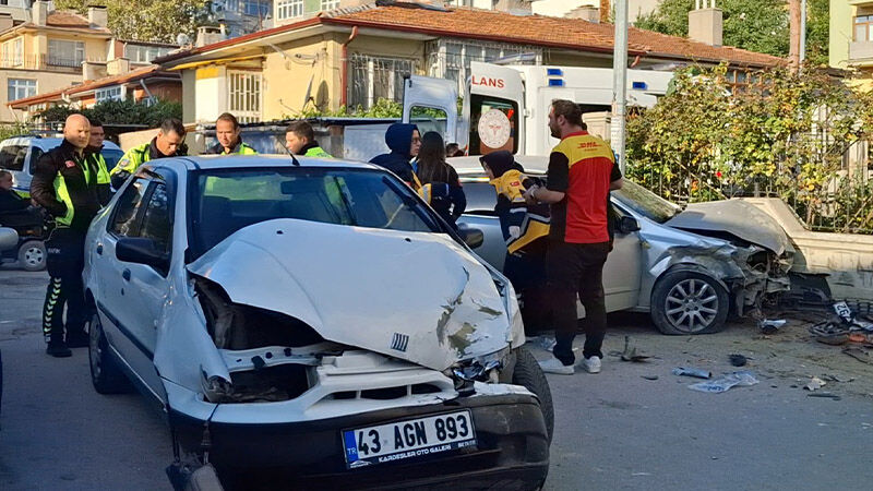 Kütahya’da Iki Otomobil Çarpıştı, Yaralılar Var (4)