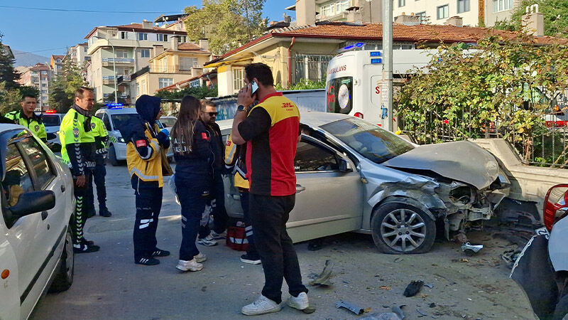 Kütahya’da Iki Otomobil Çarpıştı, Yaralılar Var (5)