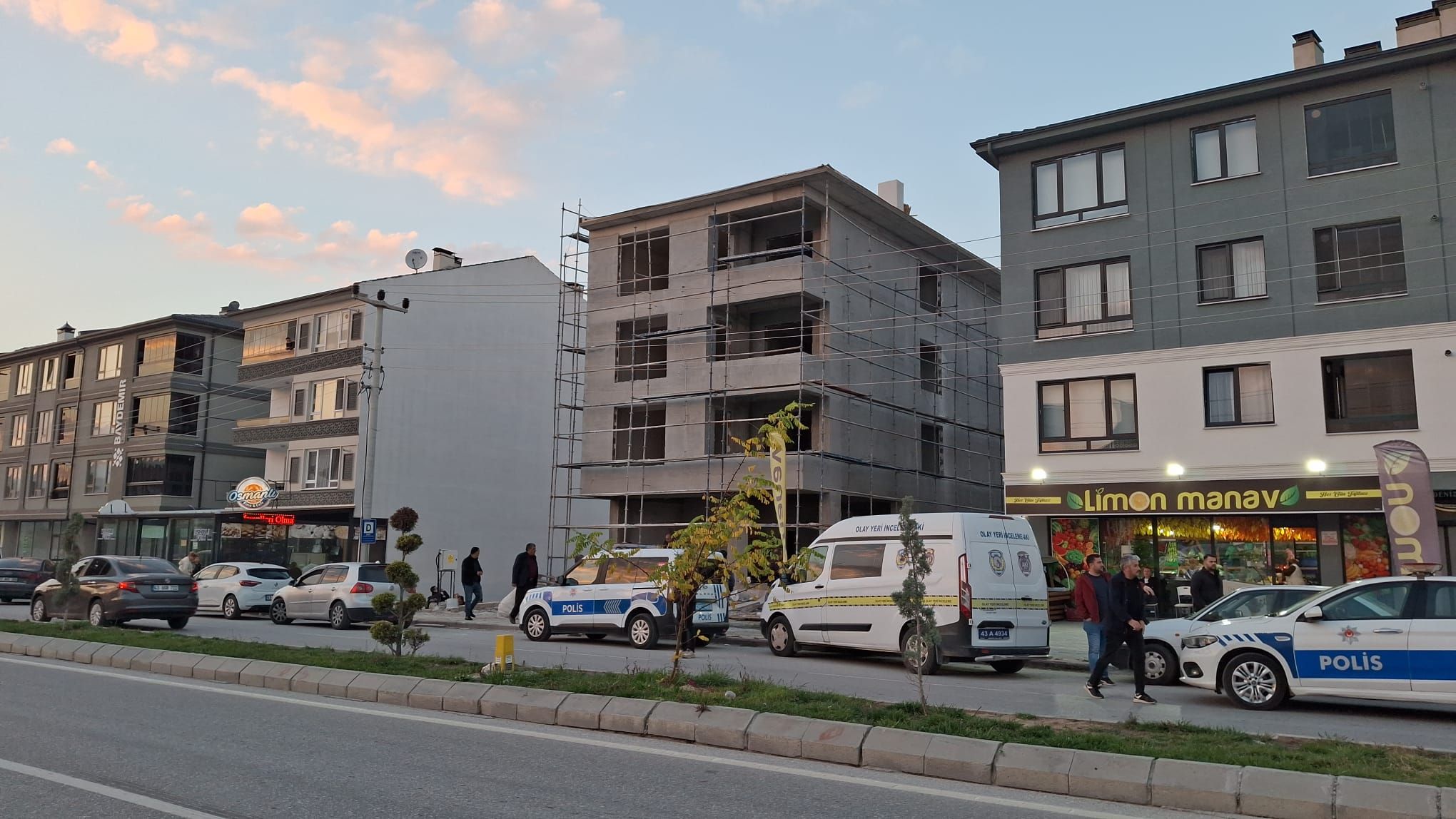 Kütahya’da Inşaattan Düşen Işçi Yaşamını Yitirdi (8)
