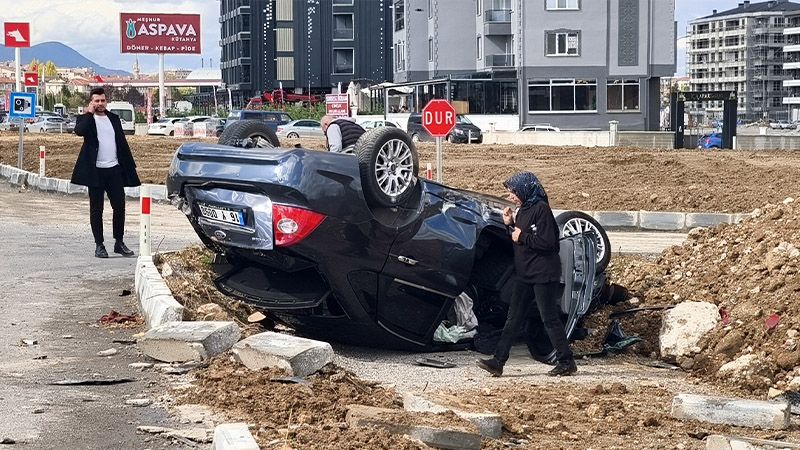 Kütahya’da Kontrolden Çıkan Otomobil Takla Attı, Yara Almadan Kurtuldu (1)