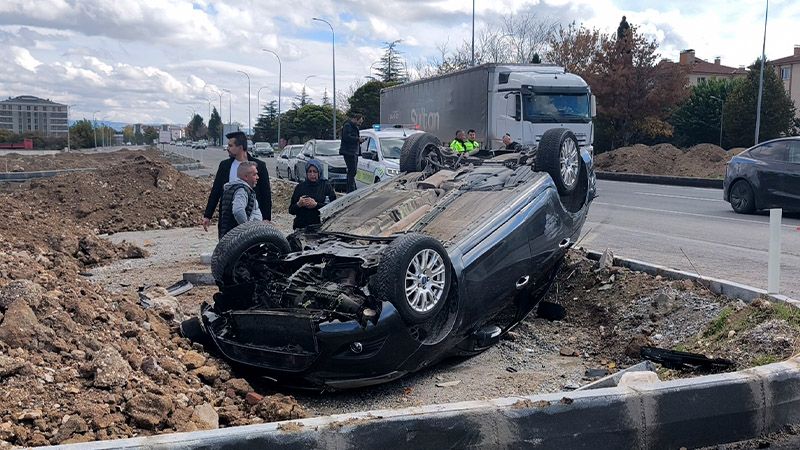 Kütahya’da Kontrolden Çıkan Otomobil Takla Attı, Yara Almadan Kurtuldu (2)