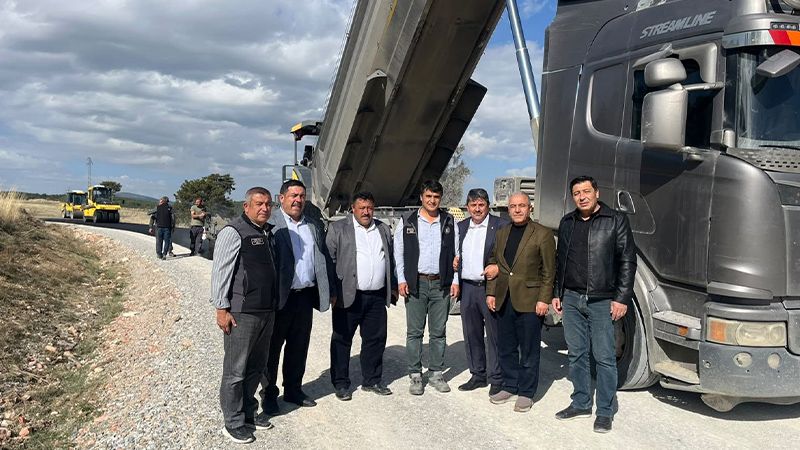Kütahya'da Köy Yollarında Sıcak Asfalt Çalışmaları Devam Ediyor (1)