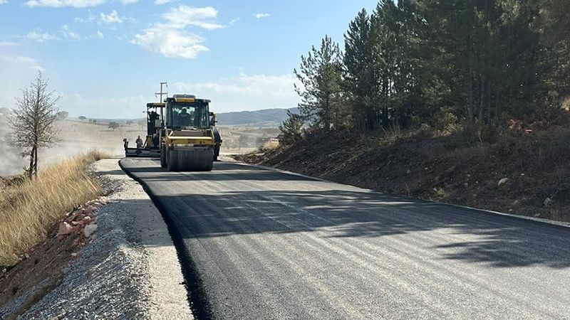 Kütahya'da Köy Yollarında Sıcak Asfalt Çalışmaları Devam Ediyor (2)