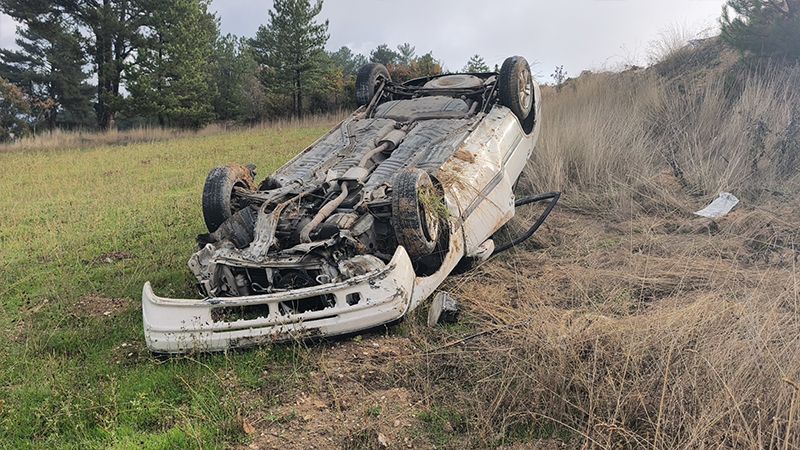 Kütahya’da Otomobil Şarampole Devrildi, Sürücü Ve Eşi Yaralı (4)