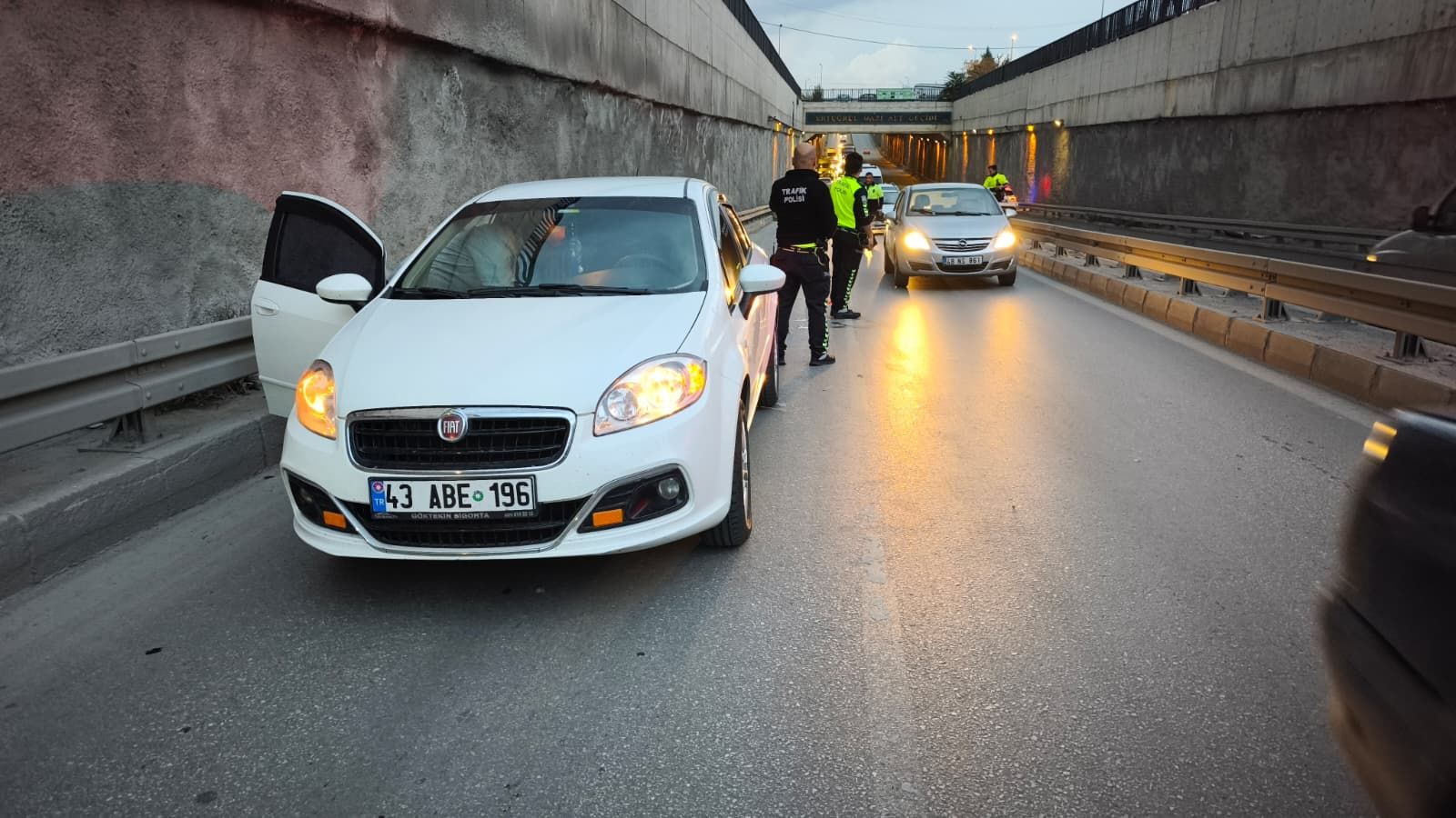 Kütahya’da Otomobilin Altına Savrulan Genç Sürücü Yaralandı (2)