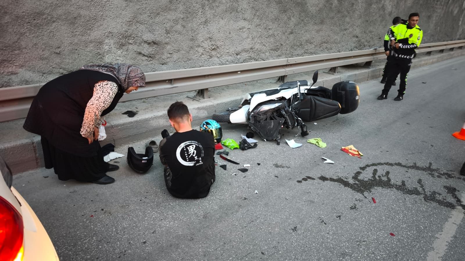 Kütahya’da Otomobilin Altına Savrulan Genç Sürücü Yaralandı (3)