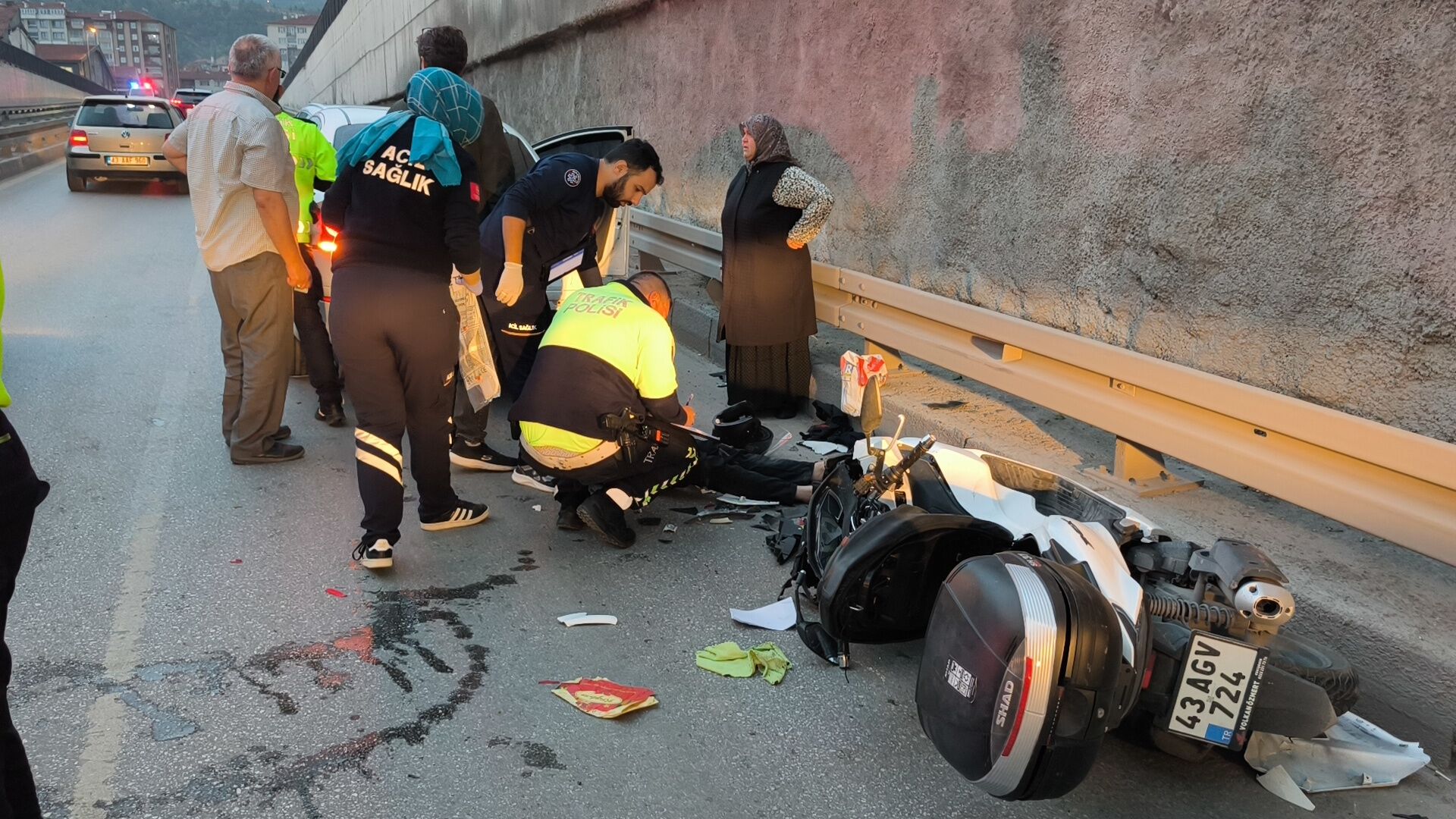 Kütahya’da Otomobilin Altına Savrulan Genç Sürücü Yaralandı (4)