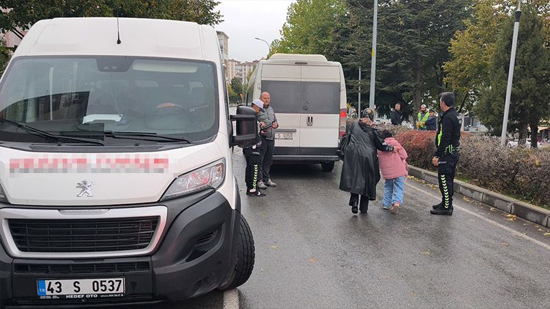 Kütahya’da Servis Şoförü Dur Ihtarına Uymadı, Öğrencileri Bırakıp Kaçtı (2)