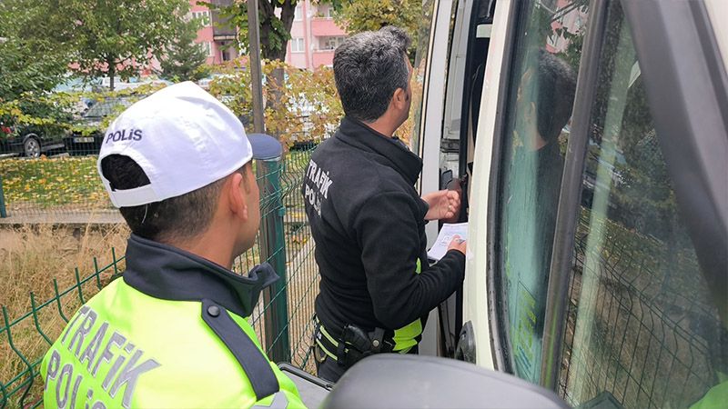 Kütahya’da Servis Şoförü Dur Ihtarına Uymadı, Öğrencileri Bırakıp Kaçtı (3)