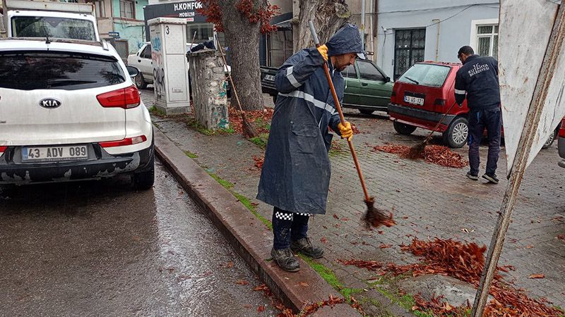 Kütahya'da Spor Caddesi'nde Yaprak Temizliği Yapıldı (4)