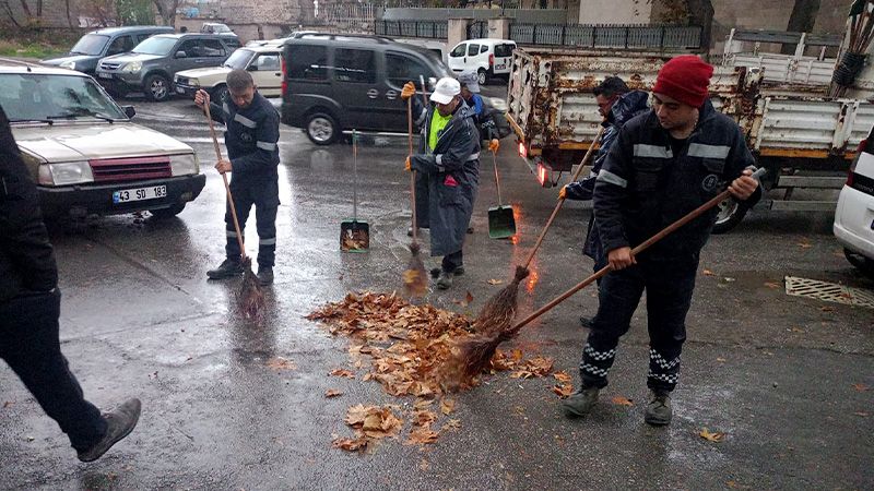 Kütahya'da Tarihi Camilerin Çevresinde Yaprak Temizliği (1)