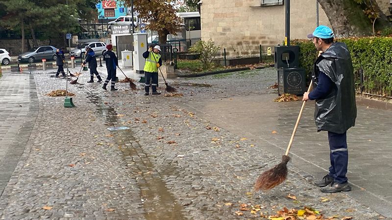 Kütahya'da Tarihi Camilerin Çevresinde Yaprak Temizliği (3)
