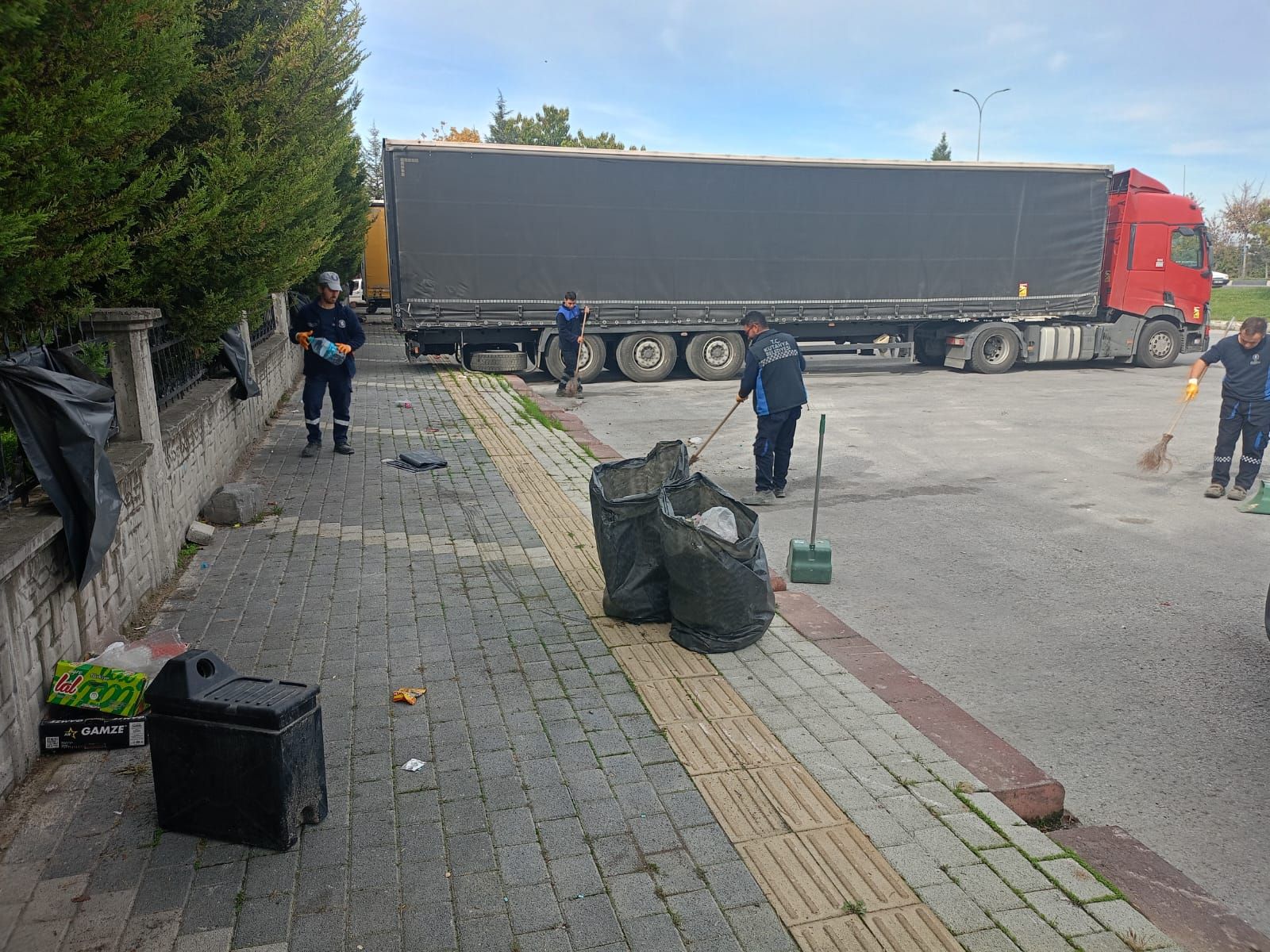 Kütahya’da Tır Parkında Temizlik Çalışması Yapıldı (1)