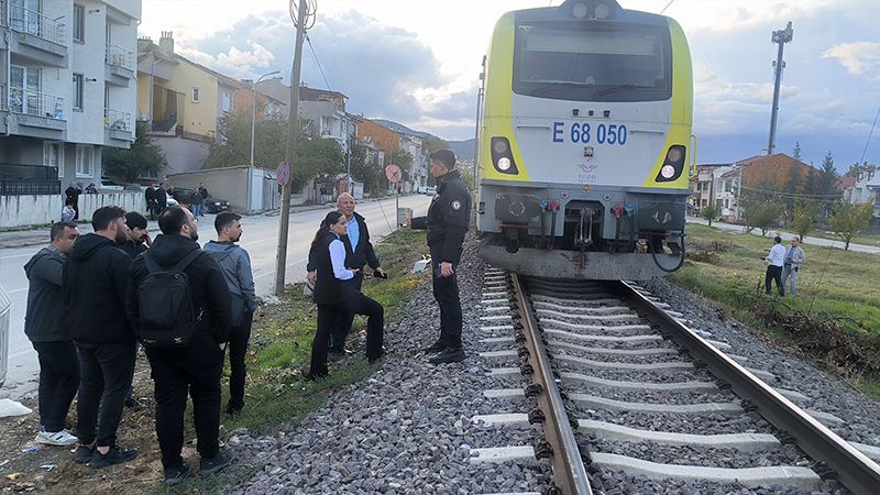 Kütahya'da Yolcu Treninin Çarptığı Genç Yaralandı (2)