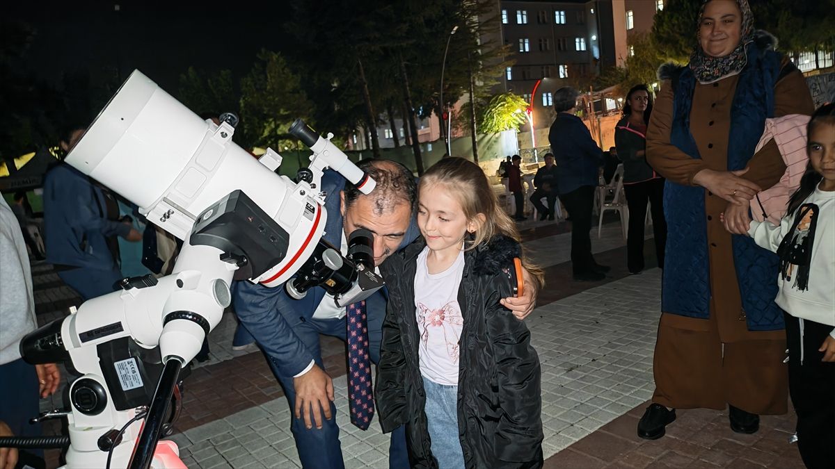 Manisa’da Çocuklar Teleskopla Gökyüzünü Keşfetti (3)
