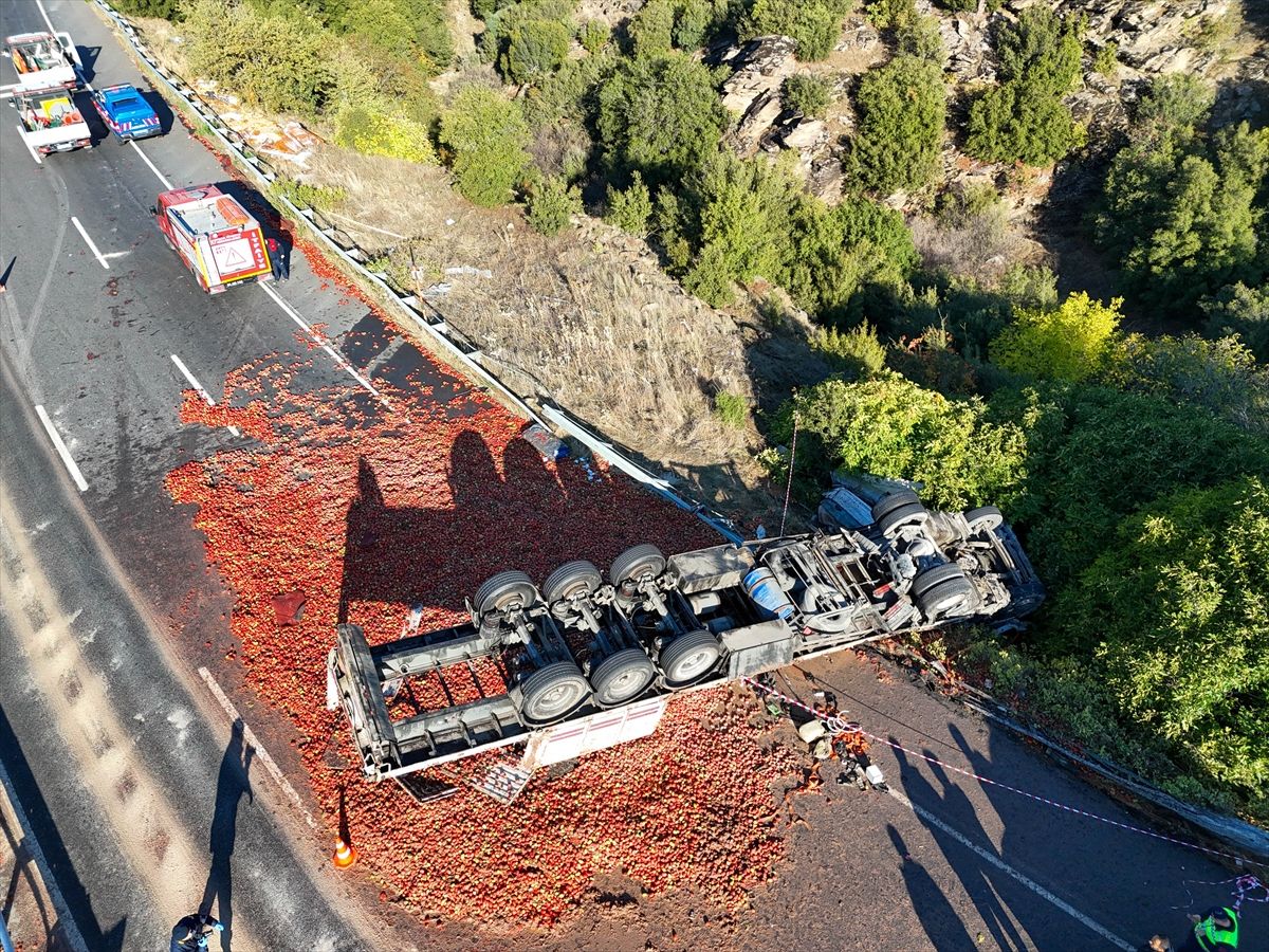 Uşak’ta Domates Yüklü Tır Devrildi ,1 Kişi Öldü (3)