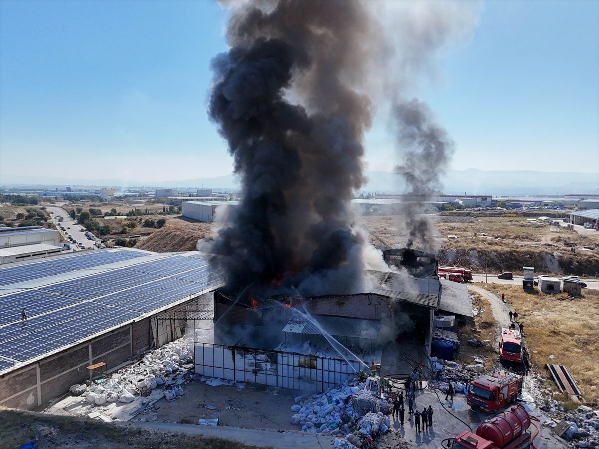 Uşak’ta Geri Dönüşüm Fabrikasında Yangın Çıktı (2)