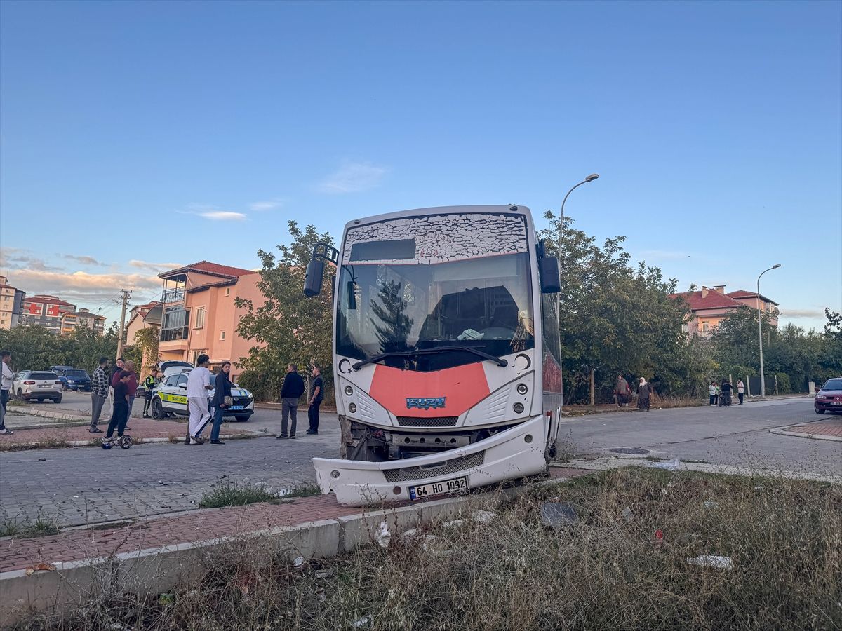 Uşak’ta Midibüs Ile Otomobil Çarpıştı 7 Yaralı (2)