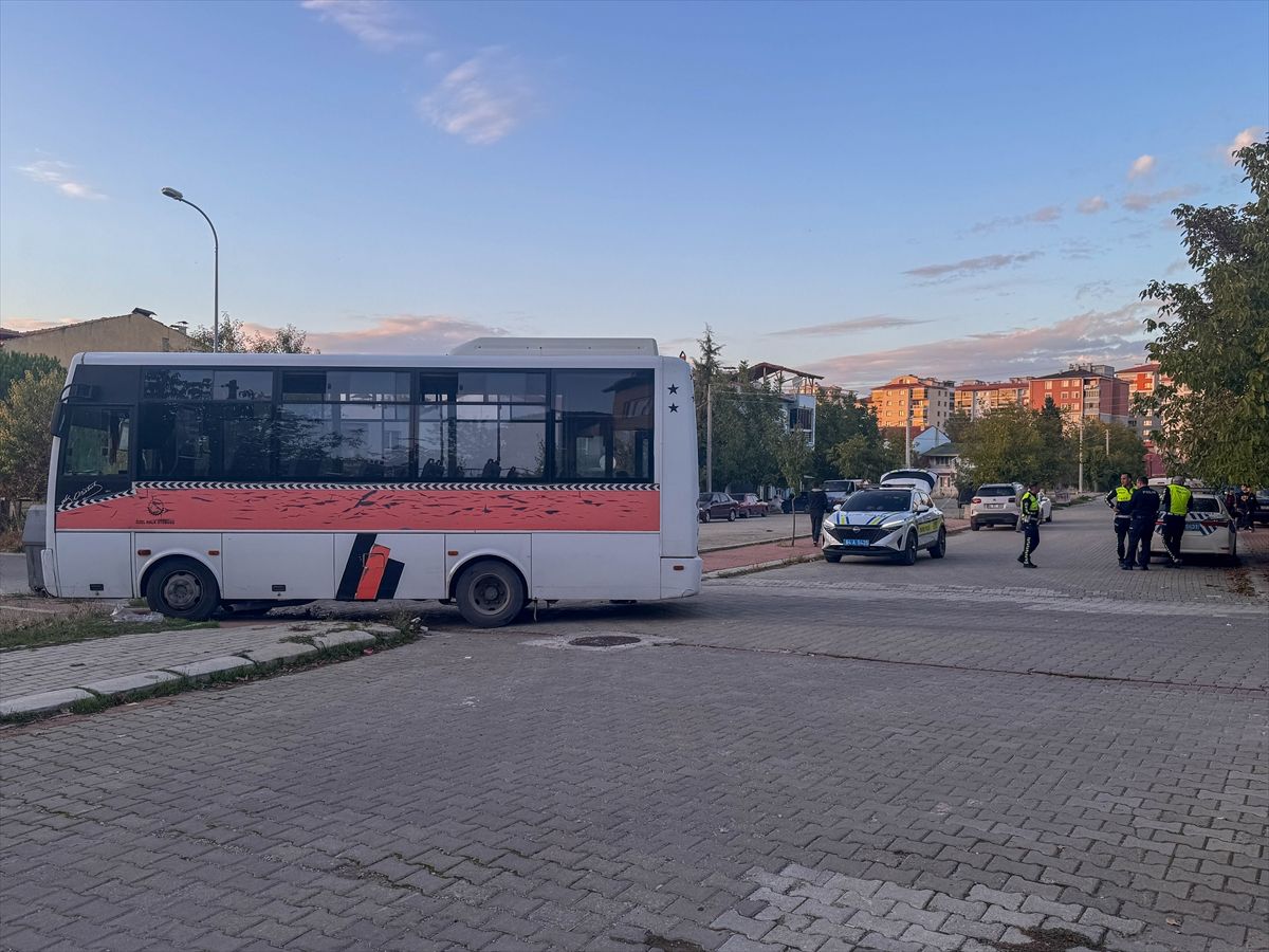 Uşak’ta Midibüs Ile Otomobil Çarpıştı 7 Yaralı (3)