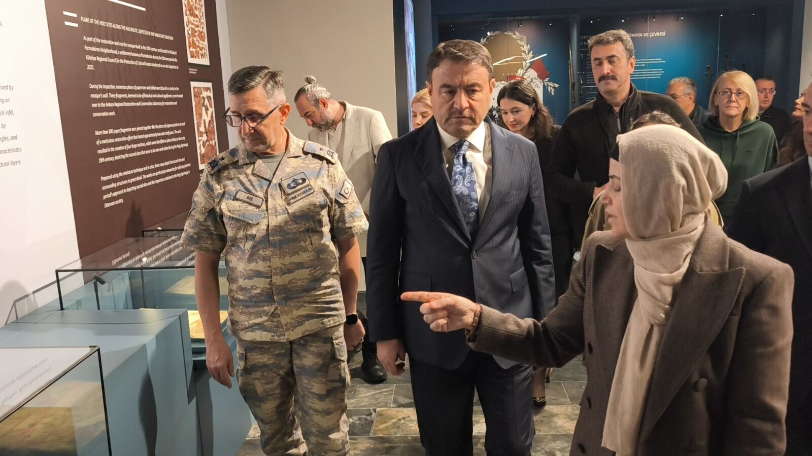Vali Işın, Kütahya Müzesi’ni Gezdi Eserleri Inceledi (1)