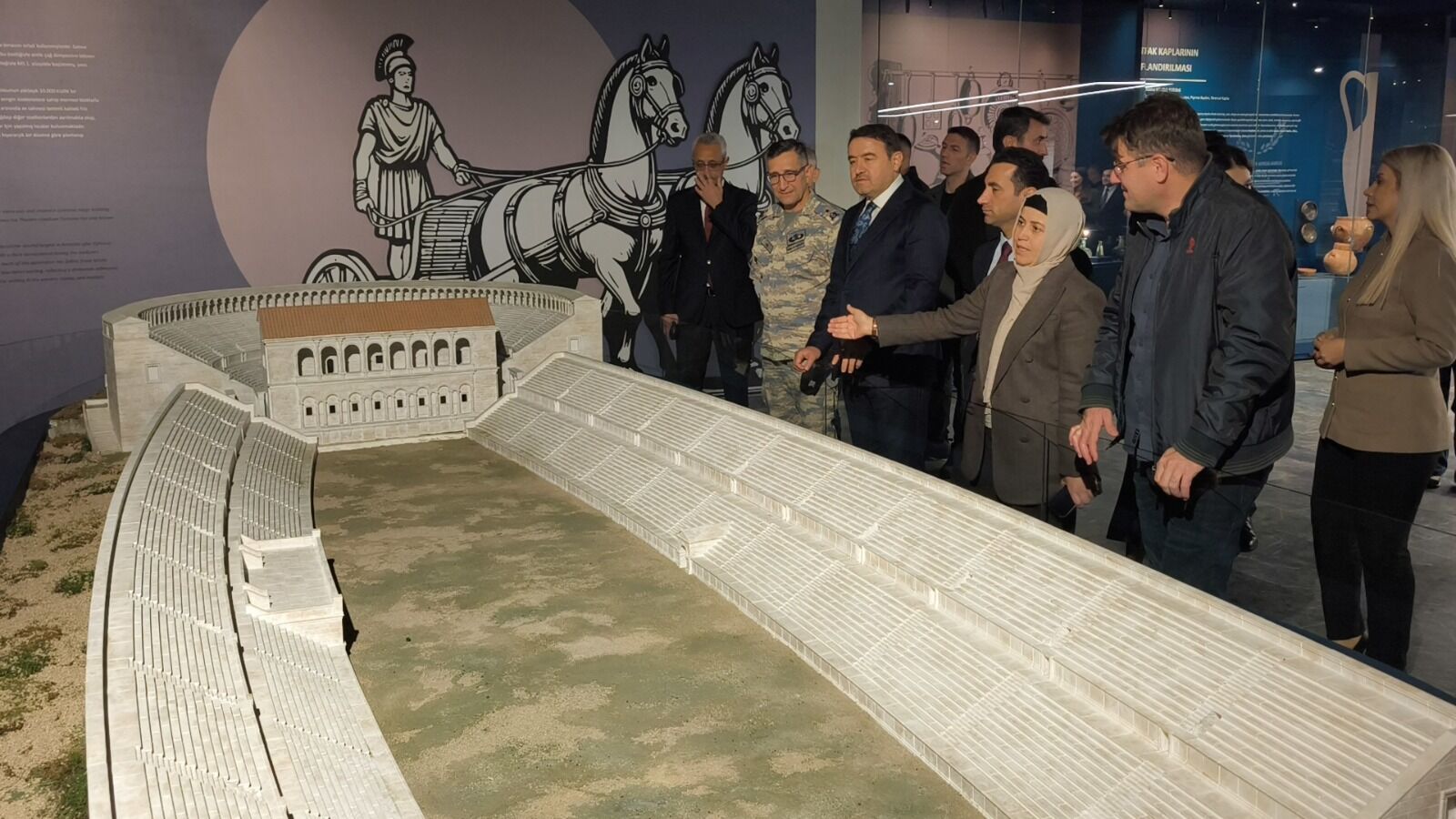 Vali Işın, Kütahya Müzesi’ni Gezdi Eserleri Inceledi (3)