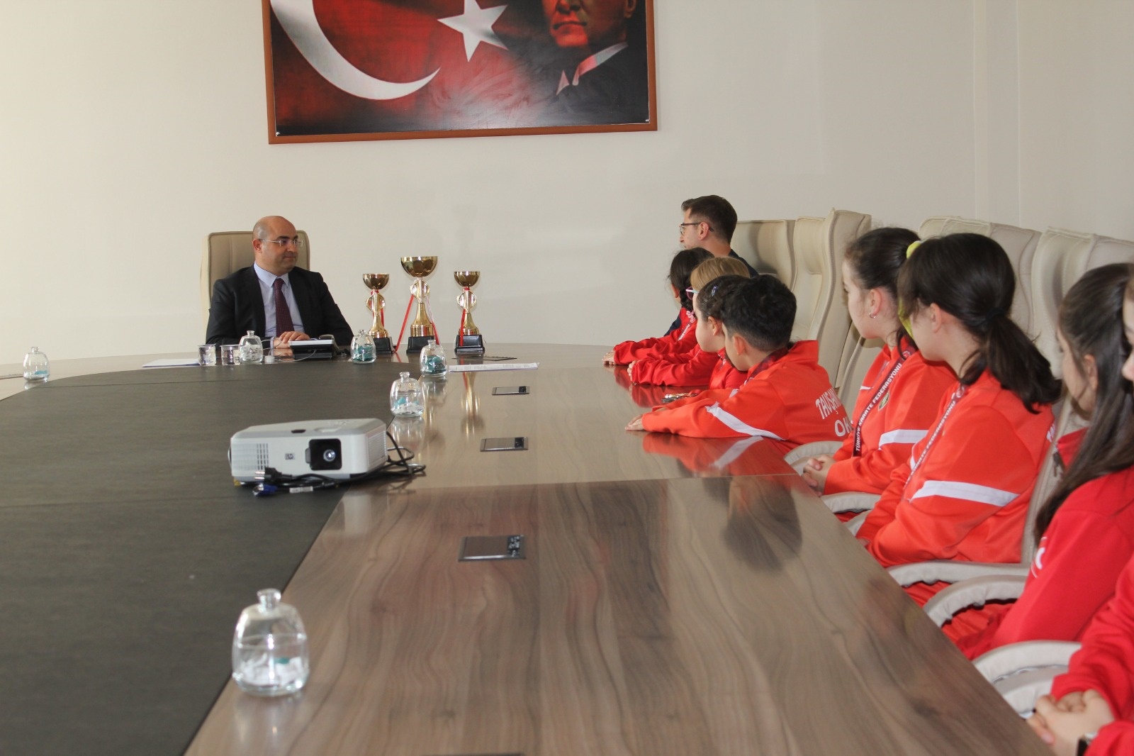 Tavşanlı Kaymakamı Hayrettin Baskın, 27. Balkan Çocuklar Karate Şampiyonasında derece alan sporcuları kabul etti.