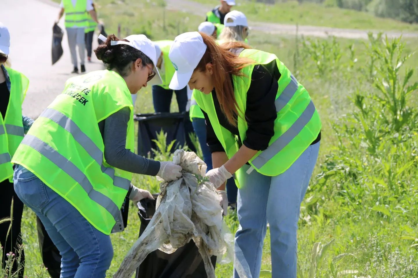 Kütahya OSB yatırımcı ve personelleri ‘Yaşanabilir gelecek için atıkları toplamaya ne dersin’ sloganıyla çöp toplama etkinliği düzenledi.