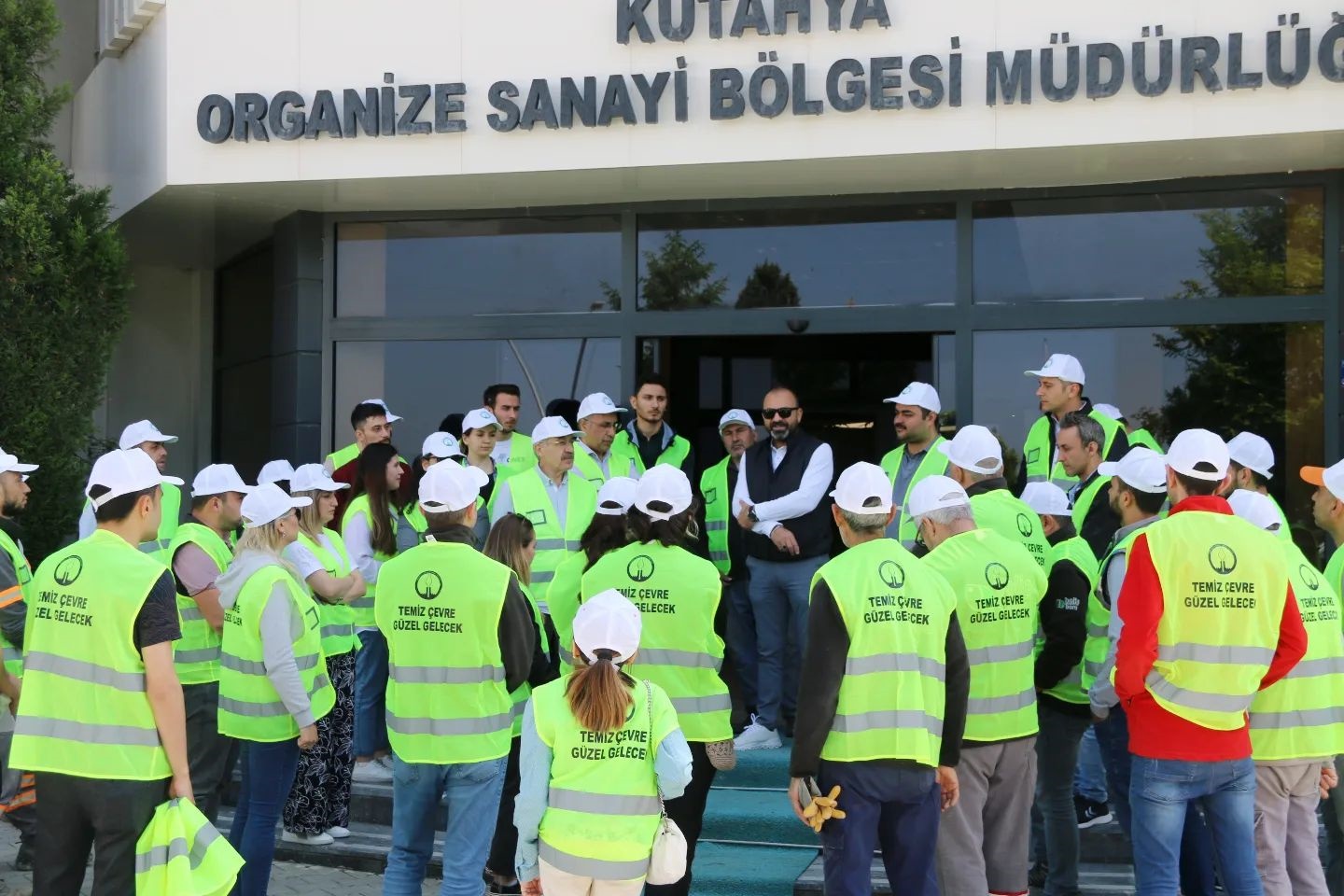 Kütahya OSB yatırımcı ve personelleri ‘Yaşanabilir gelecek için atıkları toplamaya ne dersin’ sloganıyla çöp toplama etkinliği düzenledi.