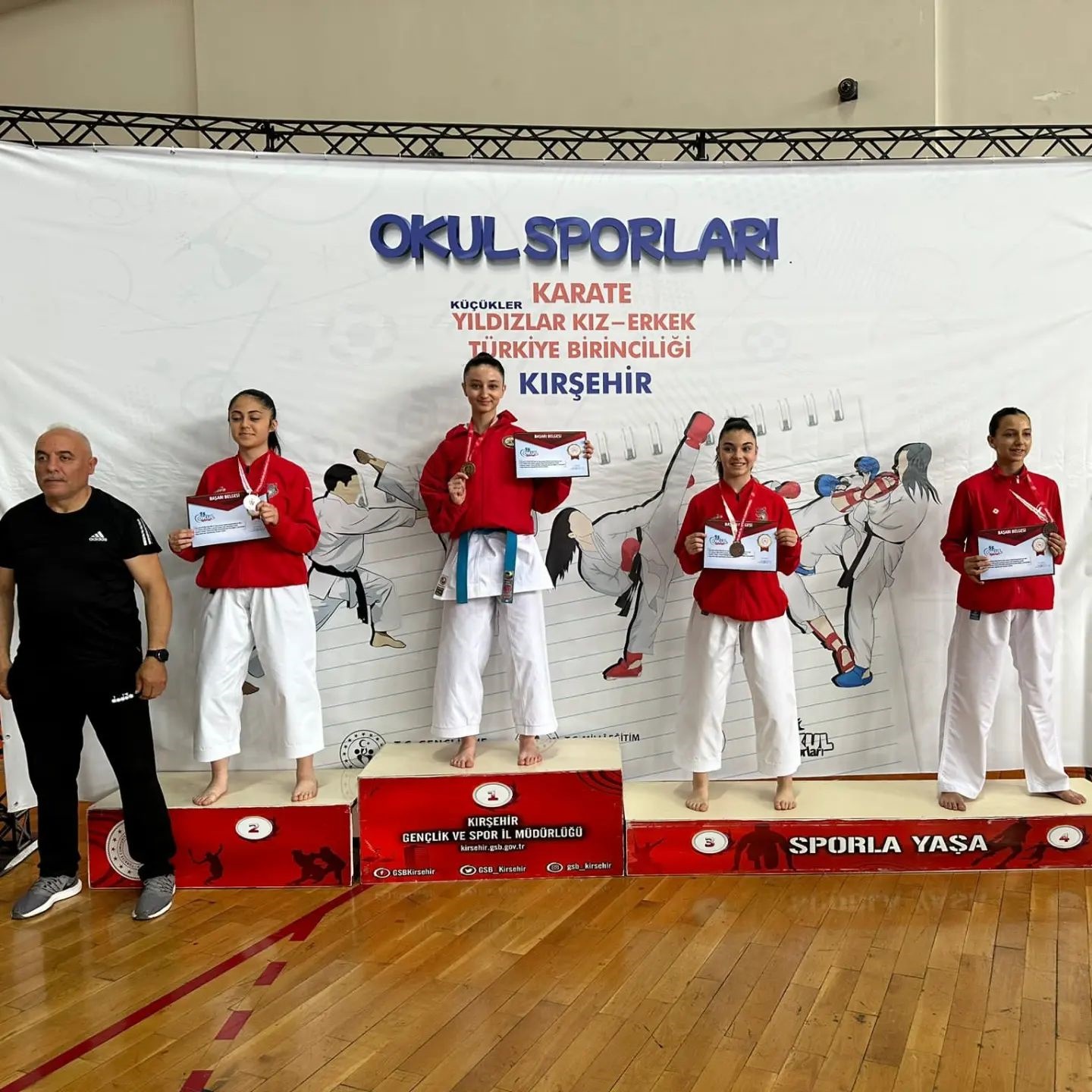 Kütahyalı genç karate sporcuları Türkiye finallerinde kendi kategorilerinde Türkiye birinciliği, ikinciliği ve üçüncülüğü derecelerini kazandı.