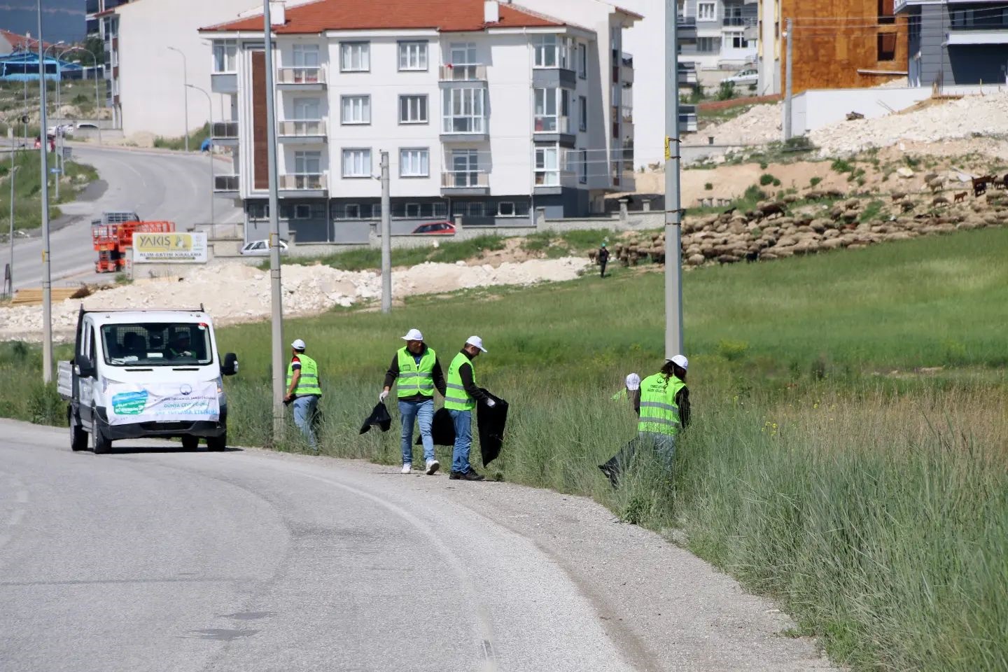 Kütahya OSB yatırımcı ve personelleri ‘Yaşanabilir gelecek için atıkları toplamaya ne dersin’ sloganıyla çöp toplama etkinliği düzenledi.