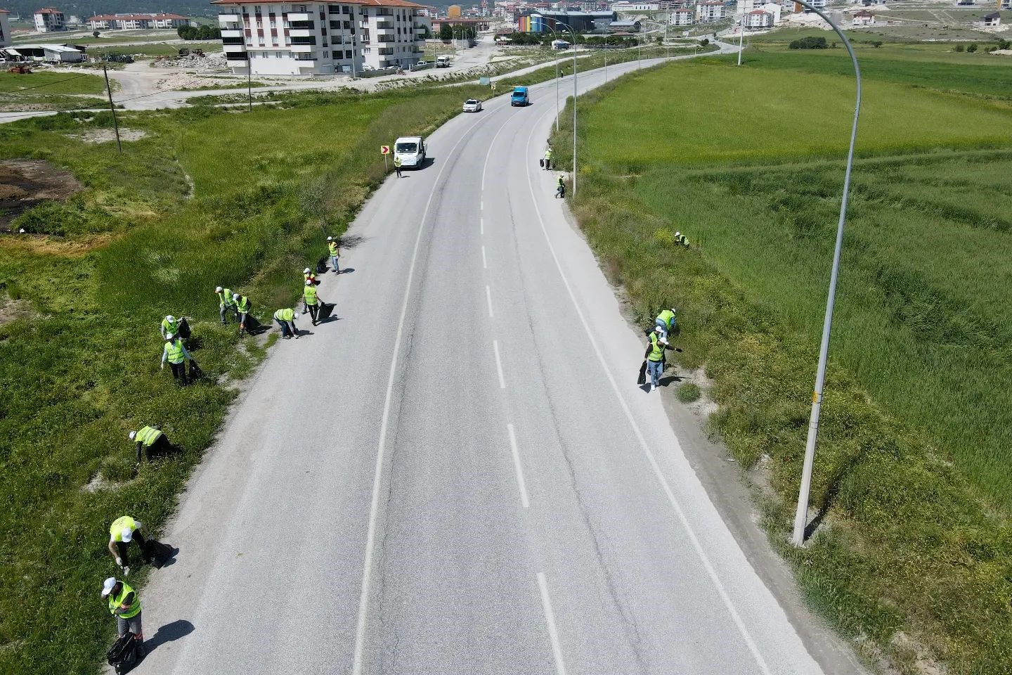 Kütahya OSB yatırımcı ve personelleri ‘Yaşanabilir gelecek için atıkları toplamaya ne dersin’ sloganıyla çöp toplama etkinliği düzenledi.