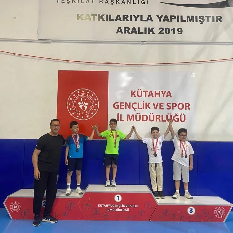 Kütahya’da genç badminton sporcuları şampiyonluk için ter döktü. 11 yaş altı badminton il birinciliği müsabakaları sona erdi.