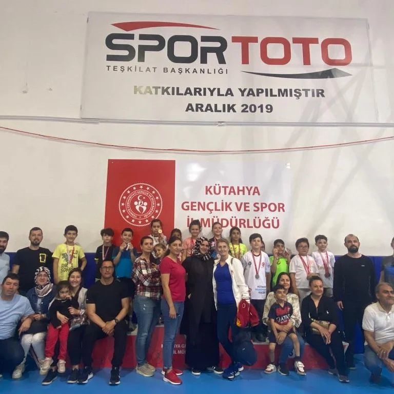 Kütahya’da genç badminton sporcuları şampiyonluk için ter döktü. 11 yaş altı badminton il birinciliği müsabakaları sona erdi.