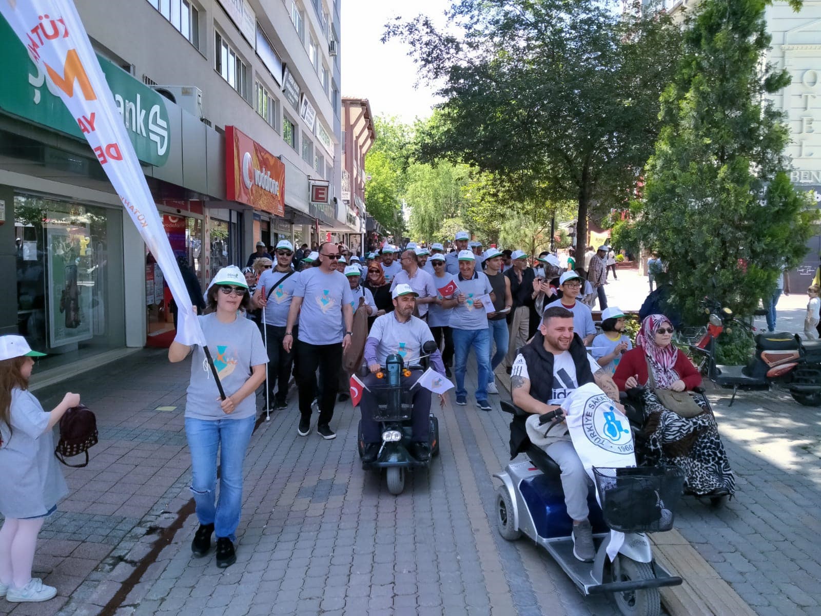 Kütahya’da Dünya MS günü farkındalık yürüyüşü gerçekleştirildi. Etkinliğe Vali Yardımcısı Mustafa Güney de katıldı.</p>

<p>