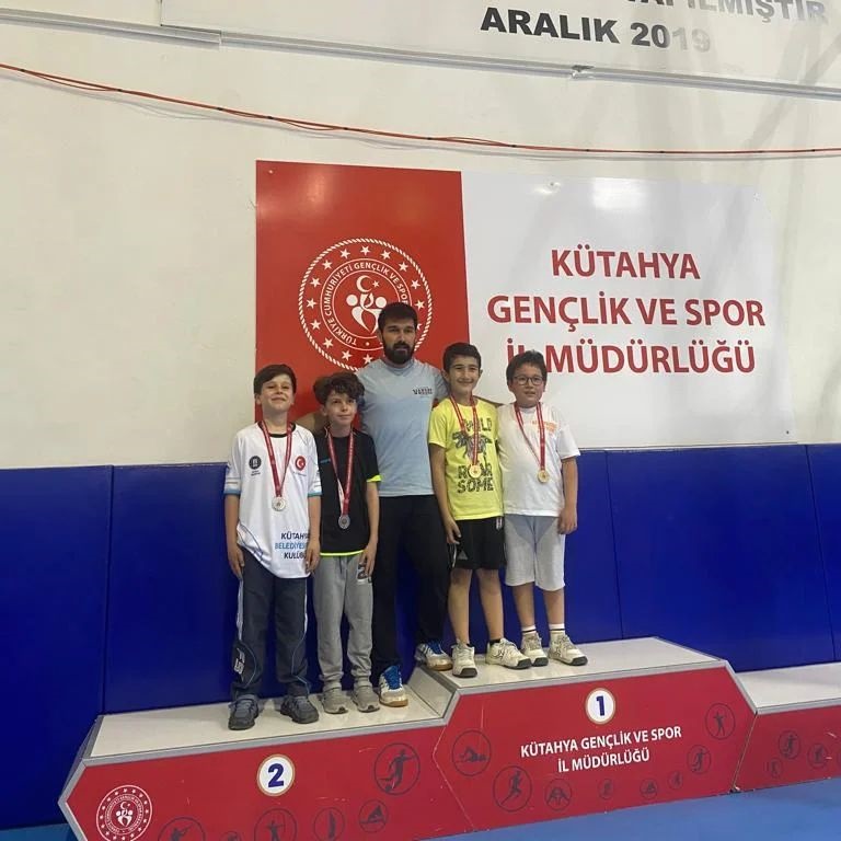 Kütahya’da genç badminton sporcuları şampiyonluk için ter döktü. 11 yaş altı badminton il birinciliği müsabakaları sona erdi.