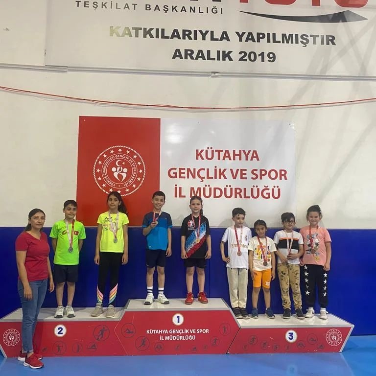 Kütahya’da genç badminton sporcuları şampiyonluk için ter döktü. 11 yaş altı badminton il birinciliği müsabakaları sona erdi.