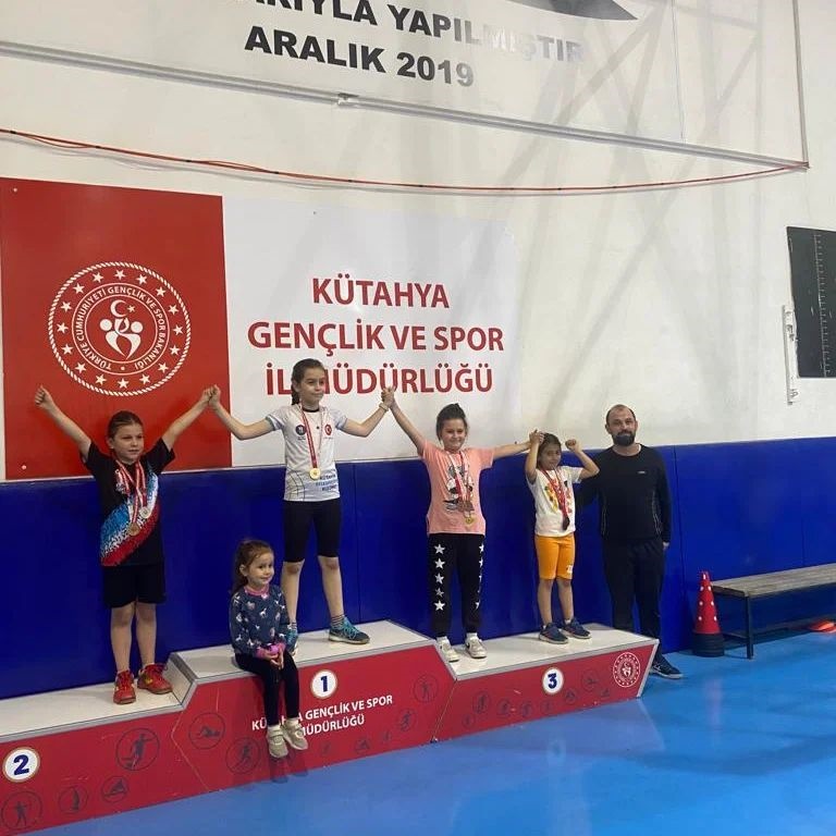 Kütahya’da genç badminton sporcuları şampiyonluk için ter döktü. 11 yaş altı badminton il birinciliği müsabakaları sona erdi.