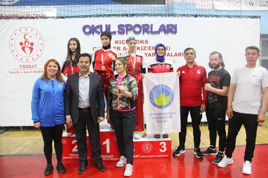 Belediye Kütahyaspor Kulübü Kick Boks takımı sporcuları Fatma Çetin, Rümeysa Savaş, Ebrar Gülmüşcan, Fatma Duymaz  Yozgat’ta düzenlenen Türkiye Okul Sporları Gençler Kick Boks Şampiyonasında 1 gümüş madalya, 1 bronz madalya ile şehre döndü.