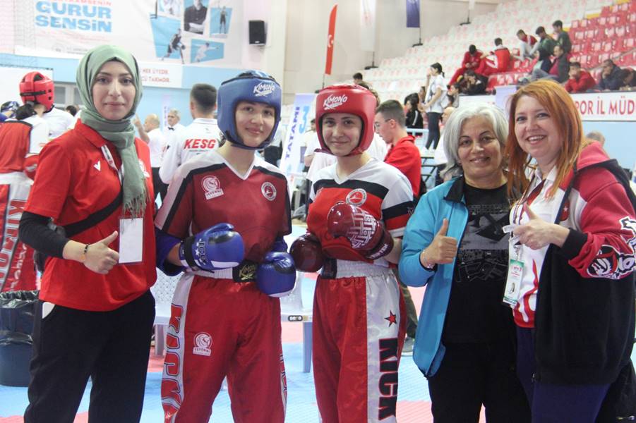 Belediye Kütahyaspor Kulübü Kick Boks takımı sporcuları Fatma Çetin, Rümeysa Savaş, Ebrar Gülmüşcan, Fatma Duymaz  Yozgat’ta düzenlenen Türkiye Okul Sporları Gençler Kick Boks Şampiyonasında 1 gümüş madalya, 1 bronz madalya ile şehre döndü.