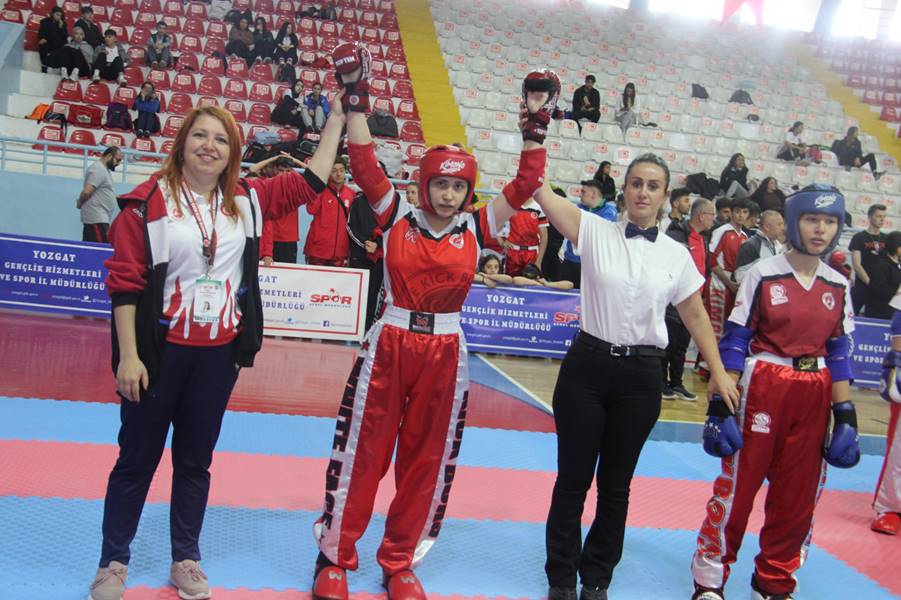 Belediye Kütahyaspor Kulübü Kick Boks takımı sporcuları Fatma Çetin, Rümeysa Savaş, Ebrar Gülmüşcan, Fatma Duymaz  Yozgat’ta düzenlenen Türkiye Okul Sporları Gençler Kick Boks Şampiyonasında 1 gümüş madalya, 1 bronz madalya ile şehre döndü.