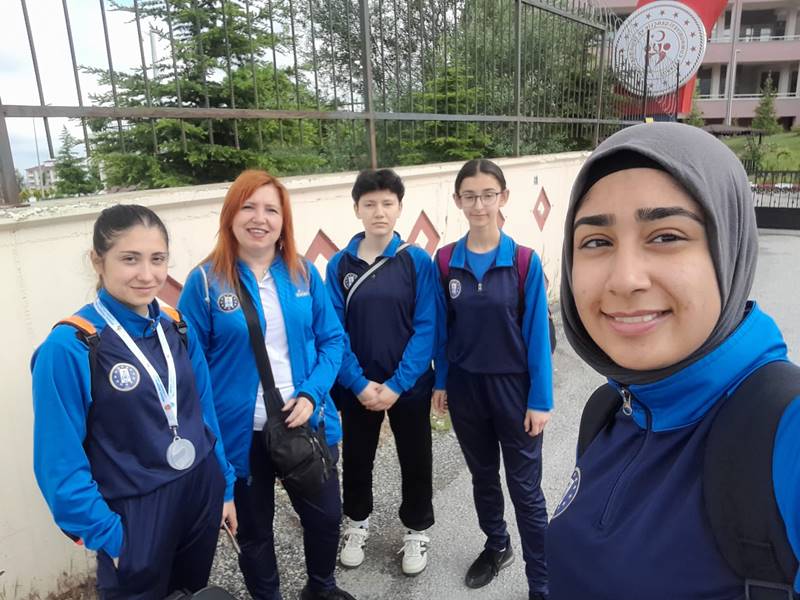 Belediye Kütahyaspor Kulübü Kick Boks takımı sporcuları Fatma Çetin, Rümeysa Savaş, Ebrar Gülmüşcan, Fatma Duymaz  Yozgat’ta düzenlenen Türkiye Okul Sporları Gençler Kick Boks Şampiyonasında 1 gümüş madalya, 1 bronz madalya ile şehre döndü.