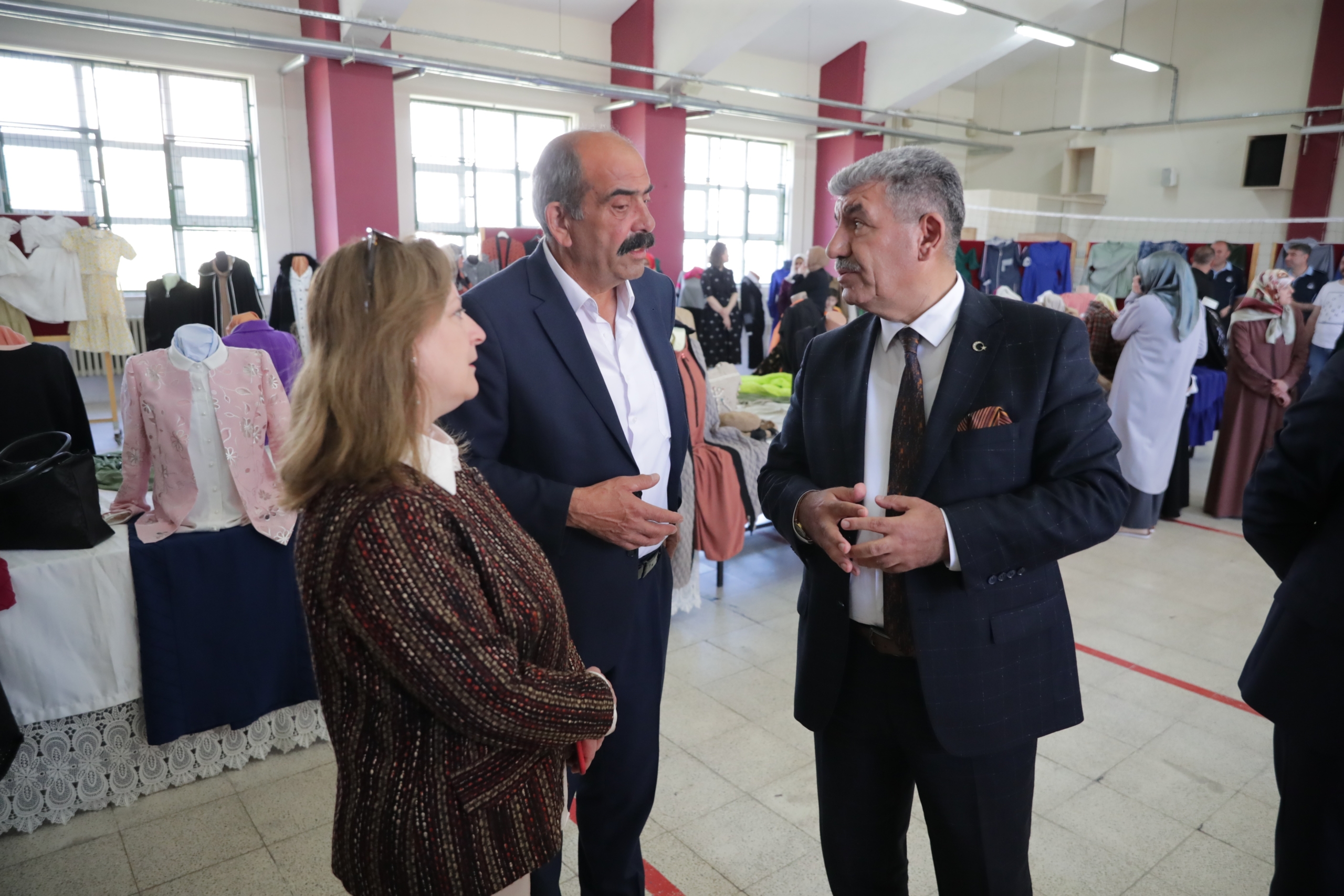 Kütahya Belediye Başkan Vekili Abdullah Damcı, Halk Eğitim Merkezi Müdürlüğü tarafından Siner ve Zafertepe mahallelerin Germiyan Mesleki ve Teknik Anadolu Lisesi’nde açılan dikiş ve nakış kurslarının yıl sonu sergi açılışlarını gerçekleştirdi.