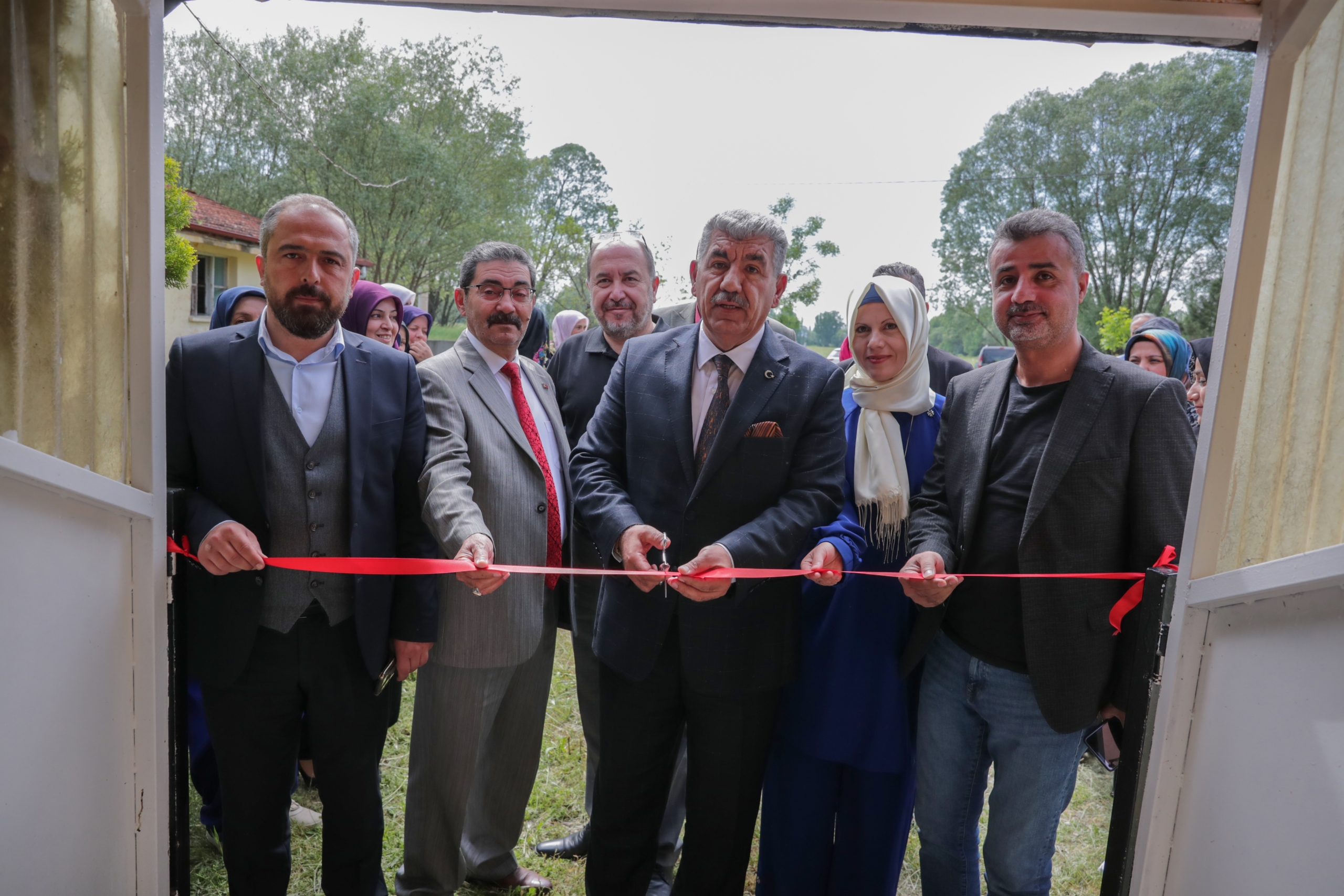 Kütahya Belediye Başkan Vekili Abdullah Damcı, Halk Eğitim Merkezi Müdürlüğü tarafından Siner ve Zafertepe mahallelerin Germiyan Mesleki ve Teknik Anadolu Lisesi’nde açılan dikiş ve nakış kurslarının yıl sonu sergi açılışlarını gerçekleştirdi.