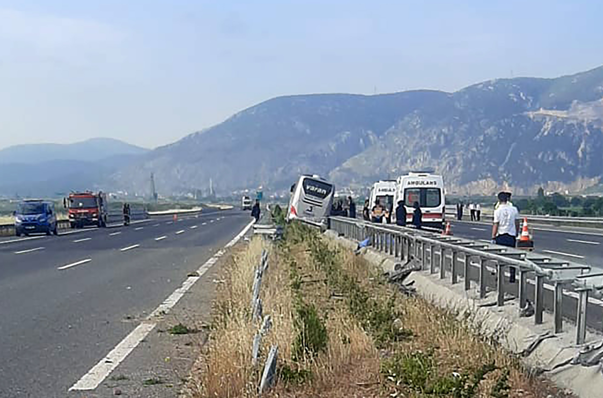 Manisa'da bariyere çarpan yolcu otobüsünün muavini öldü