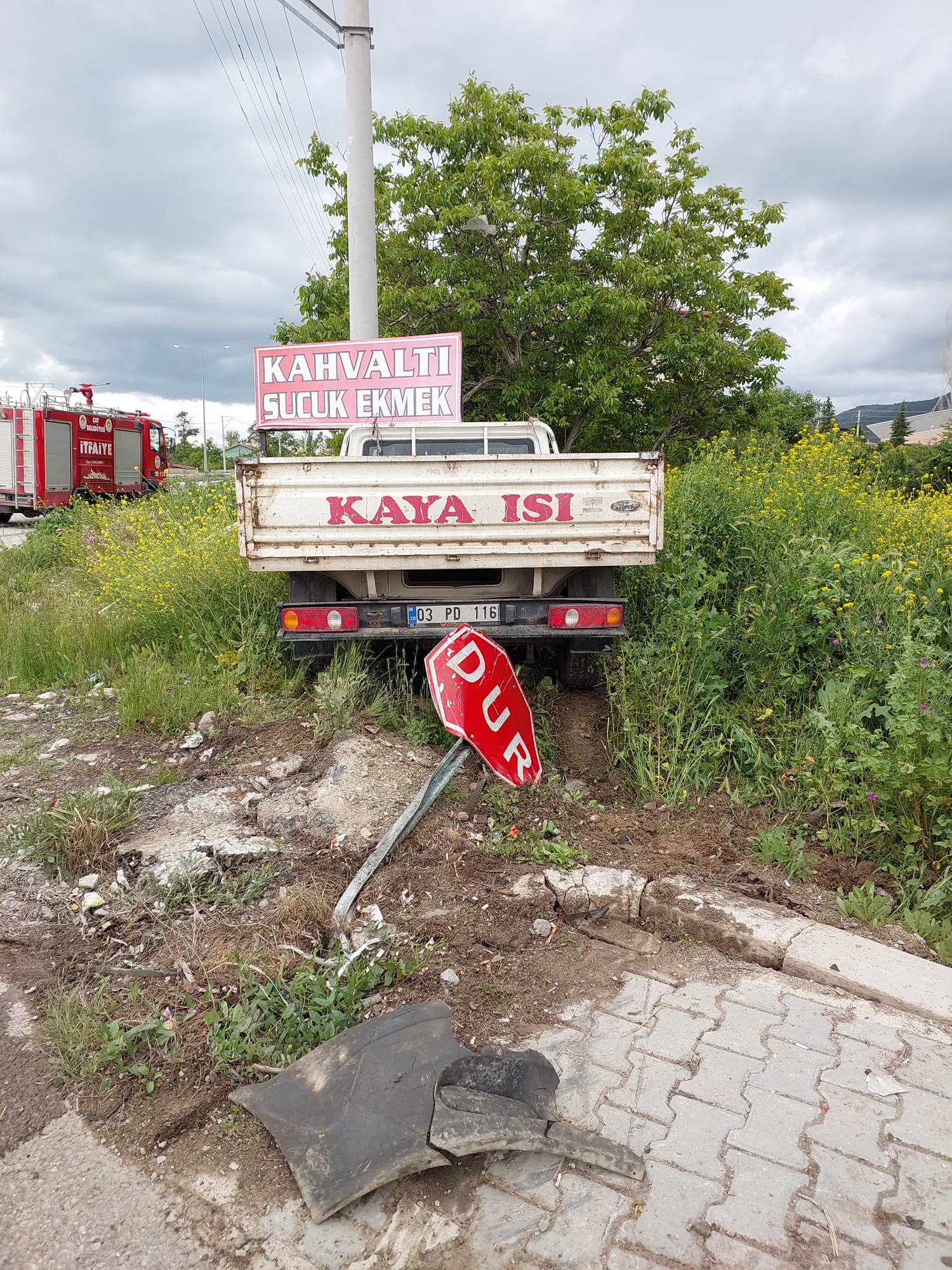 Afyonkarahisar'da kamyonet ile otomobilin çarpışması sonucu 1 kişi öldü, 4 kişi yaralandı.