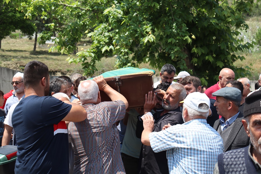 Afyonkarahisar'daki heyelanda ölen kişi, Denizli'de son yolculuğuna uğurlandı