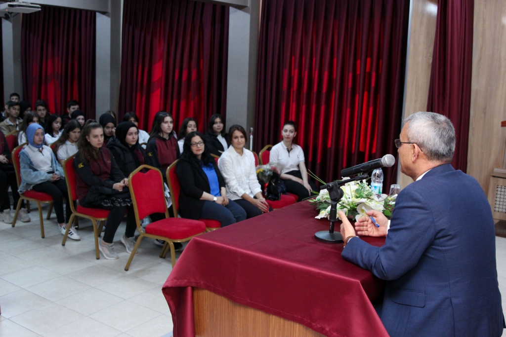 Başkan Işık, gençlere tecrübelerini anlattı