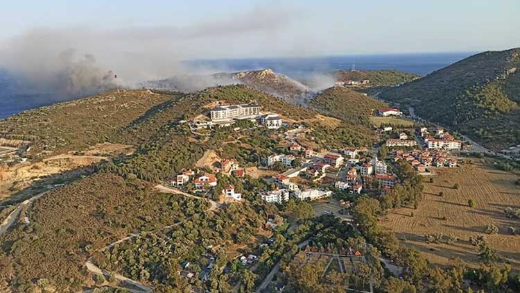 Muğla'nın Datça ilçesinde makilik alanda çıkan yangına müdahale ediliyor.