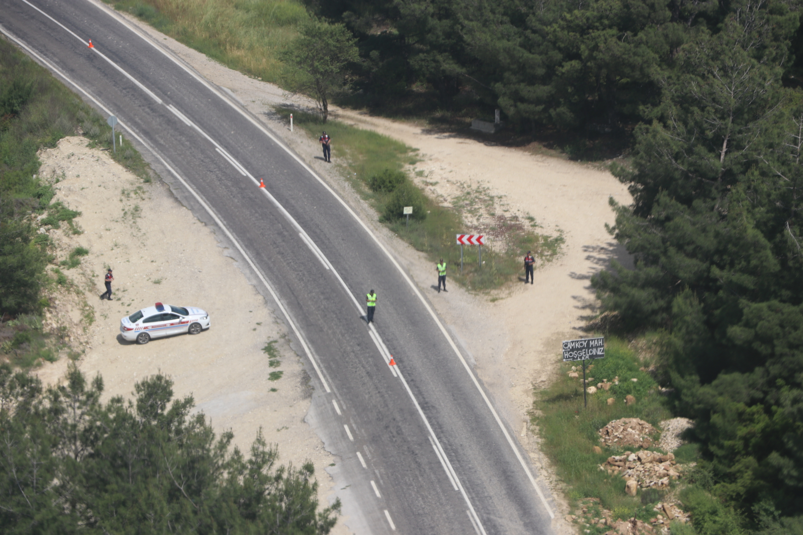 Denizli'de jandarma ve polis ekiplerinden helikopter destekli trafik denetimi