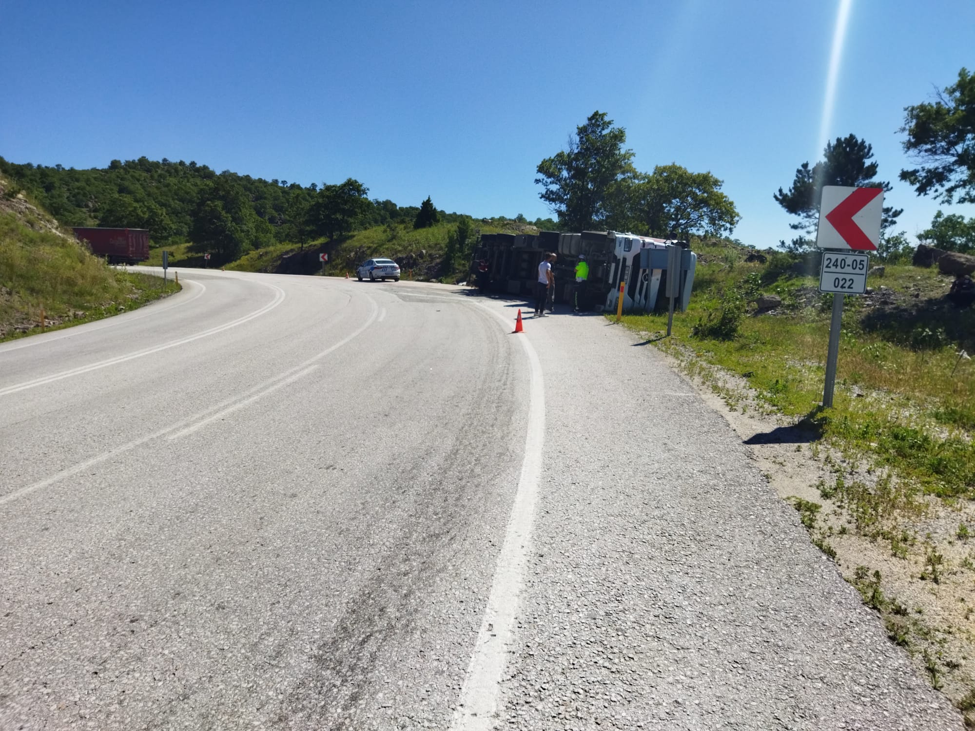 Gediz'de devrilen tırın sürücüsü yaralandı